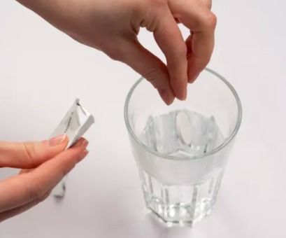 泡騰片直接含著吃暗藏窒息風險，苯胺成分需警惕